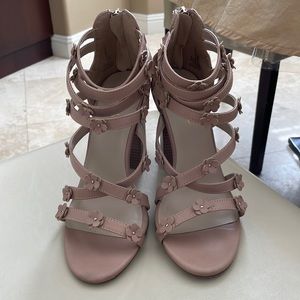 LDaisy Nicole miller heels. Ladies size 9. Missing one daisy.